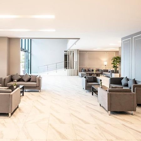 The Airport Courtyard Suvarnabhumi Airport Bangkok Bagian luar foto The lobby of the hotel
