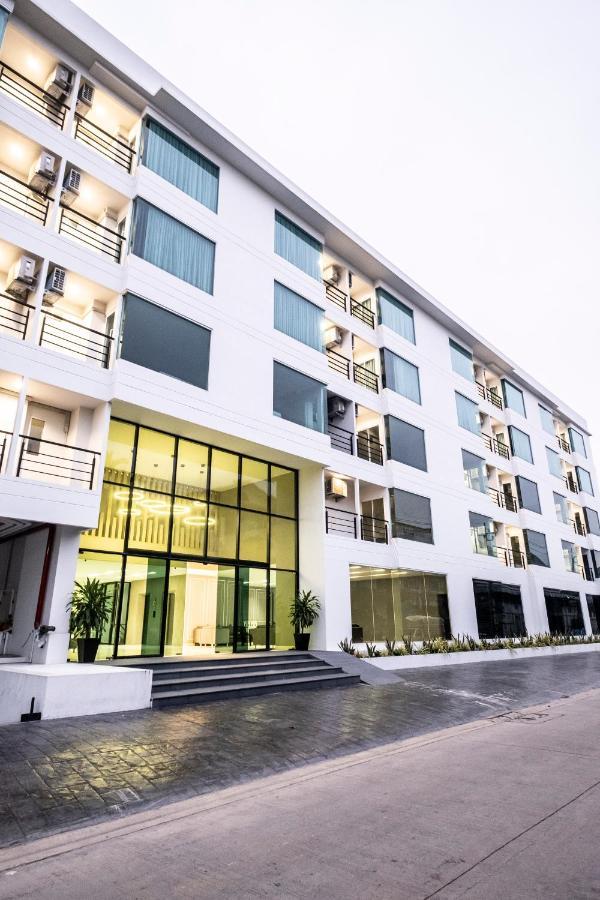 The Airport Courtyard Suvarnabhumi Airport Bangkok Bagian luar foto The hotel's entrance