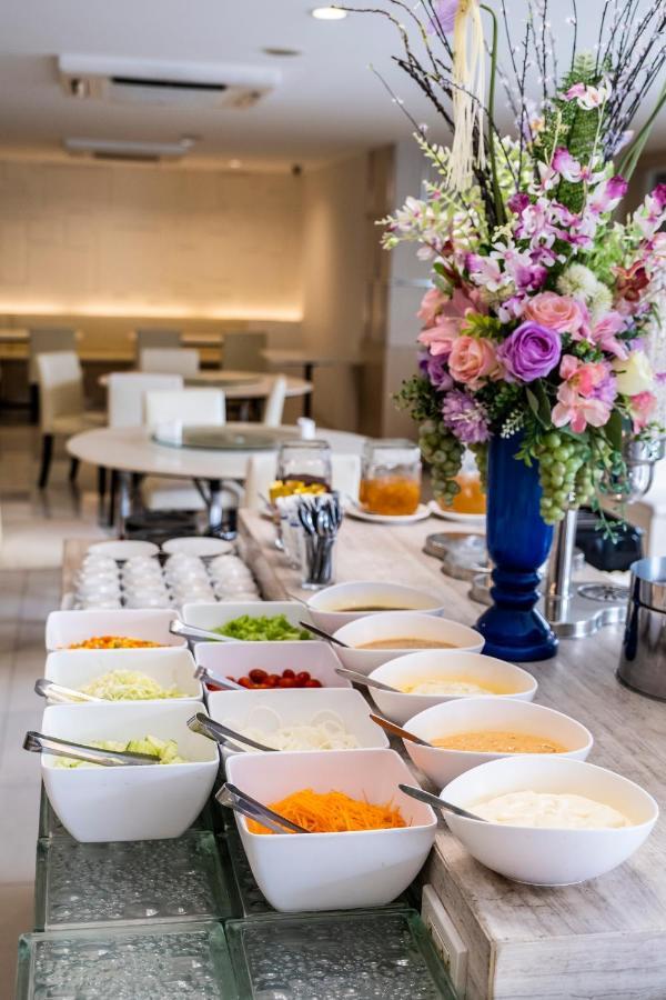 The Airport Courtyard Suvarnabhumi Airport Bangkok Bagian luar foto A buffet at a hotel