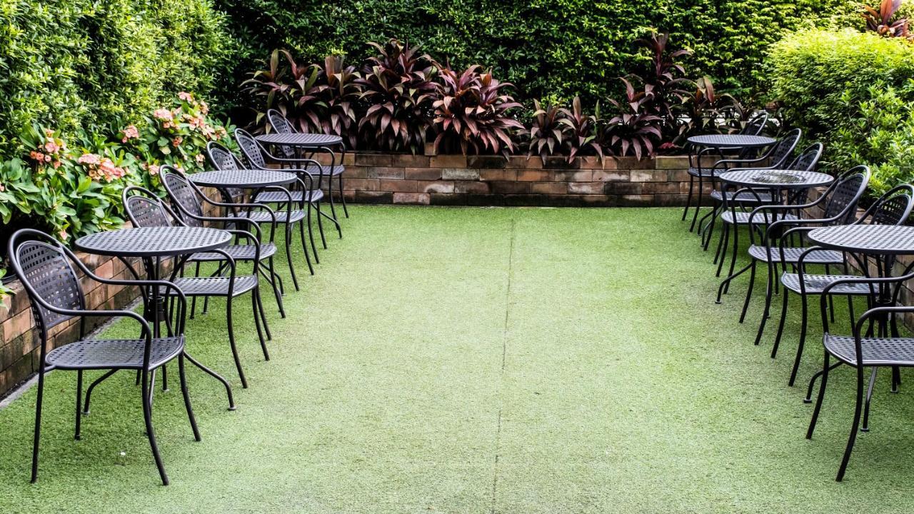 The Airport Courtyard Suvarnabhumi Airport Bangkok Bagian luar foto The garden at the rear of the house