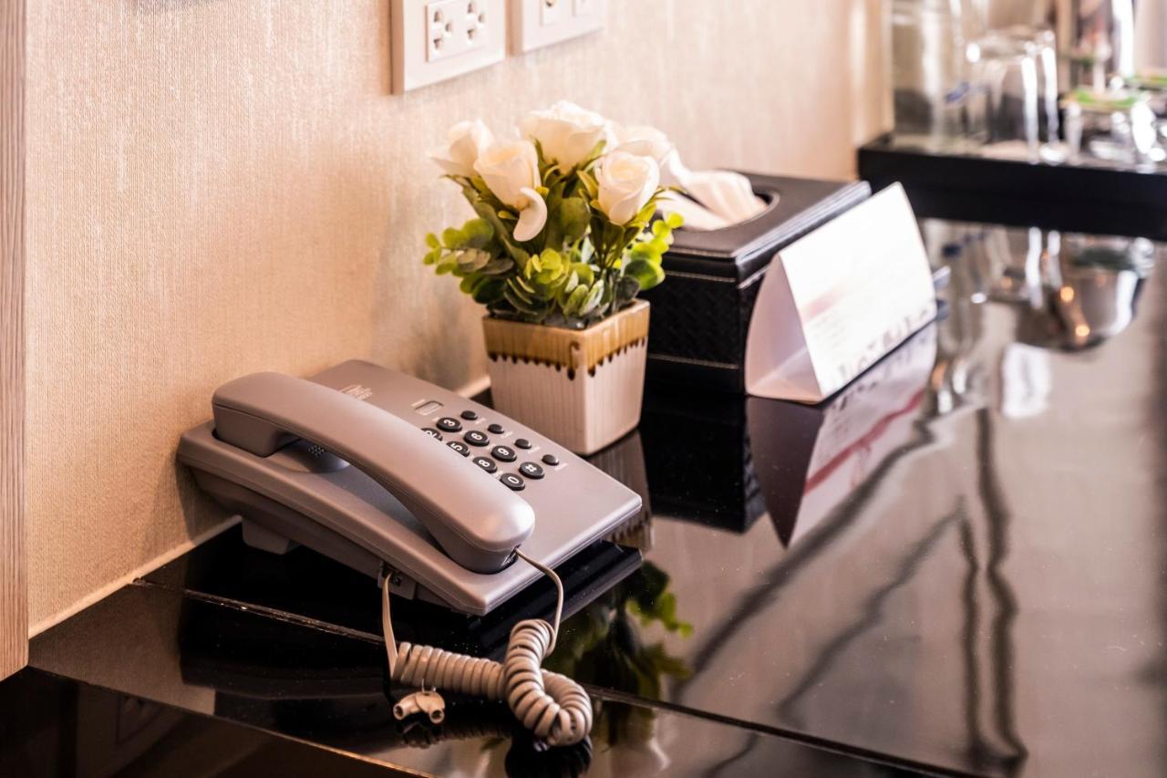 The Airport Courtyard Suvarnabhumi Airport Bangkok Bagian luar foto A telephone in a hotel room