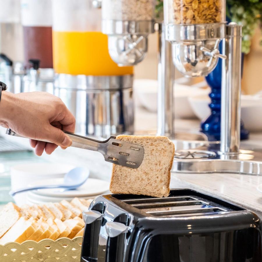 The Airport Courtyard Suvarnabhumi Airport Bangkok Bagian luar foto A toaster being used