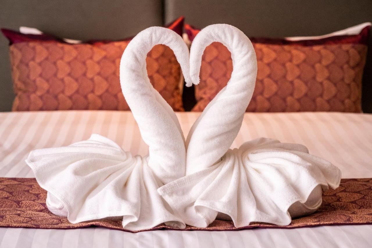 The Airport Courtyard Suvarnabhumi Airport Bangkok Bagian luar foto Towel swans