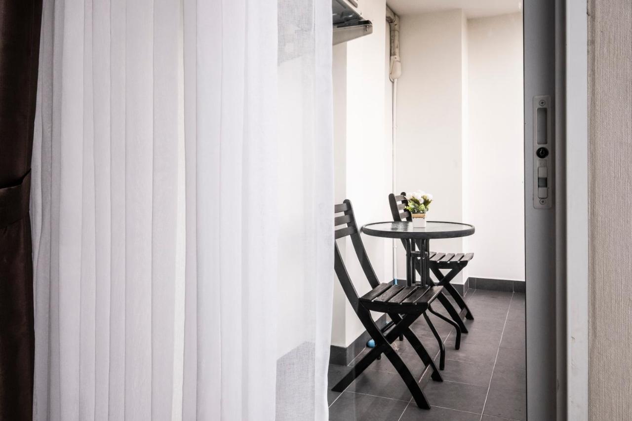 The Airport Courtyard Suvarnabhumi Airport Bangkok Bagian luar foto A balcony in a hotel room