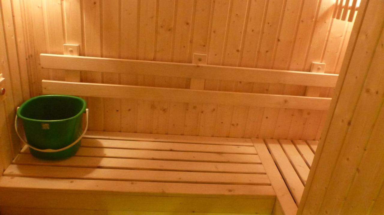 The Airport Courtyard Suvarnabhumi Airport Bangkok Bagian luar foto A bench in a Finnish sauna