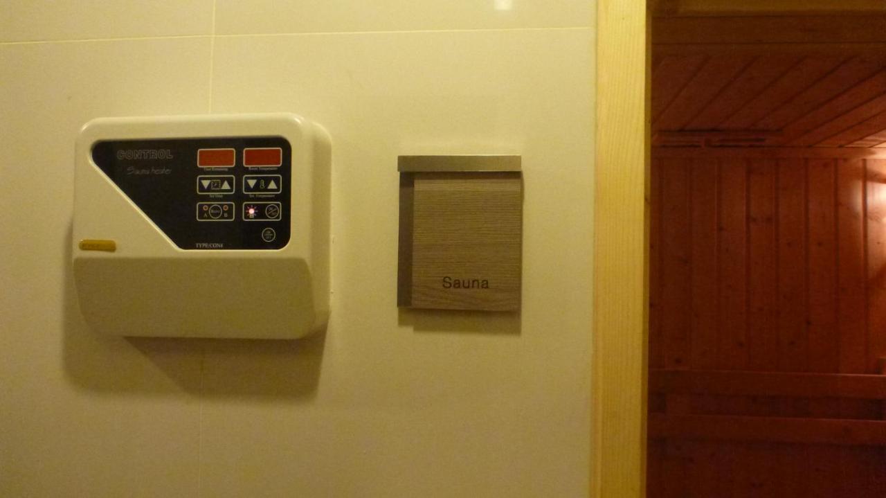 The Airport Courtyard Suvarnabhumi Airport Bangkok Bagian luar foto A shower panel