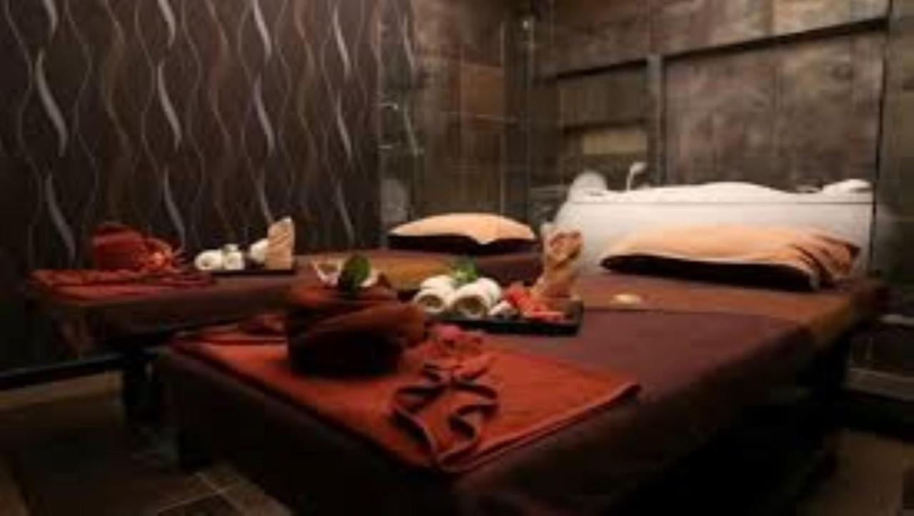 The Airport Courtyard Suvarnabhumi Airport Bangkok Bagian luar foto A massage table at a spa