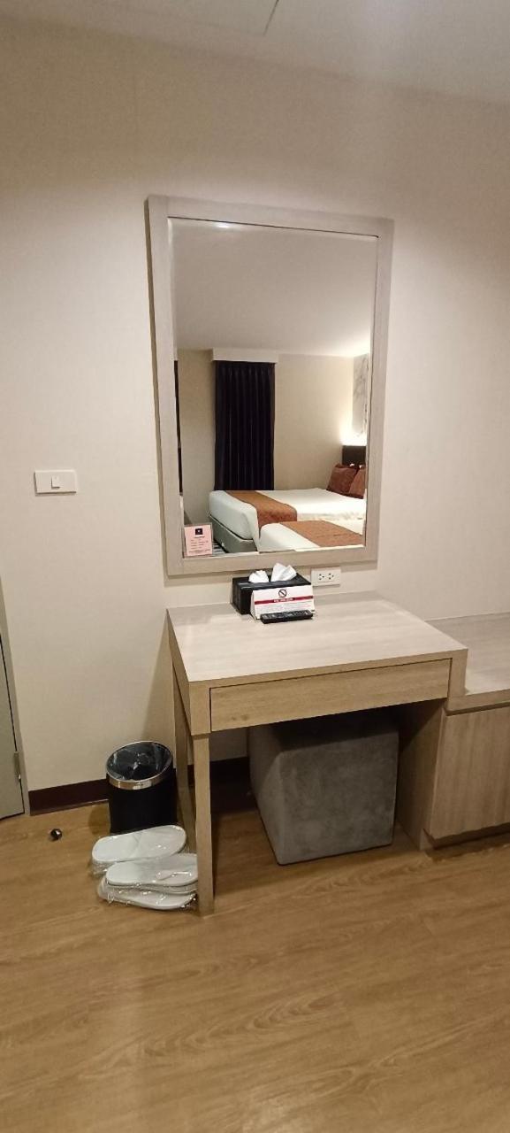 The Airport Courtyard Suvarnabhumi Airport Bangkok Bagian luar foto A dressing table