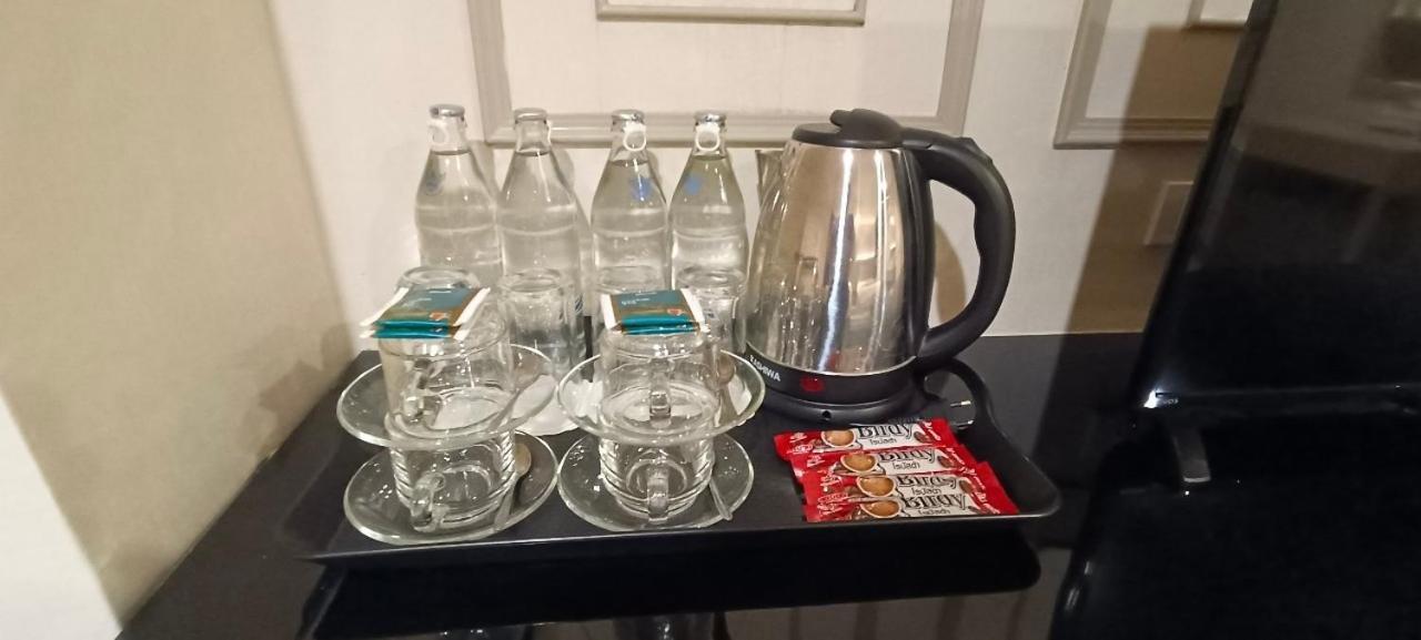 The Airport Courtyard Suvarnabhumi Airport Bangkok Bagian luar foto Bottled water and a kettle in a hotel room
